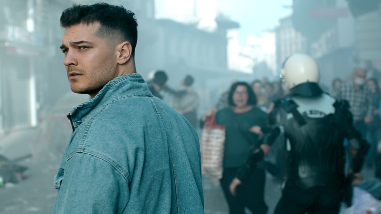 Çağatay Ulusoy TRT dizisiyle dönüyor!