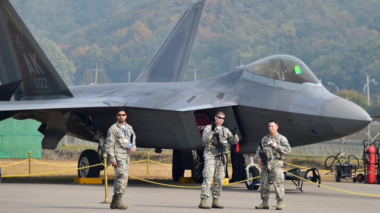 ABD'de F-22 savaş uçağı düştü!