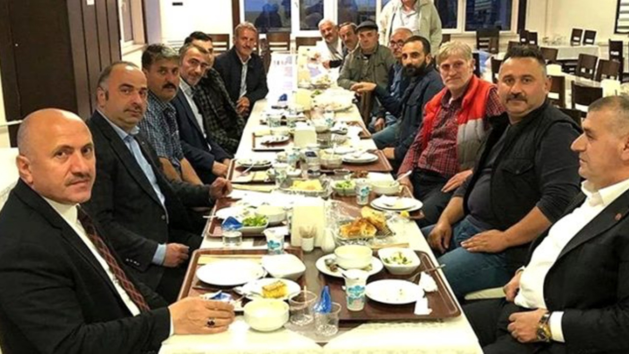 Başkan 'Evde kal Çayeli' deyip iftar düzenledi! Kendisini böyle savundu...