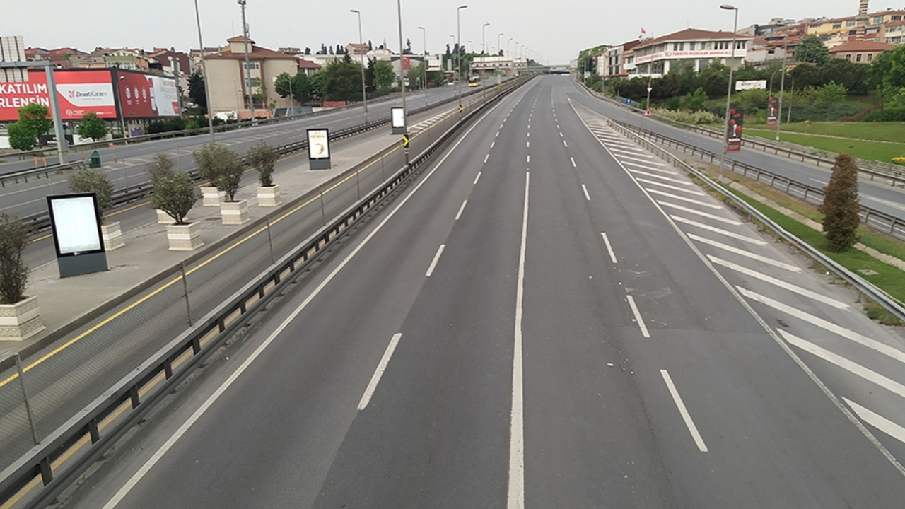 Son dakika... Sokağa çıkma yasağının ilk gününde İstanbul'da yollar ve meydanlar boş kaldı