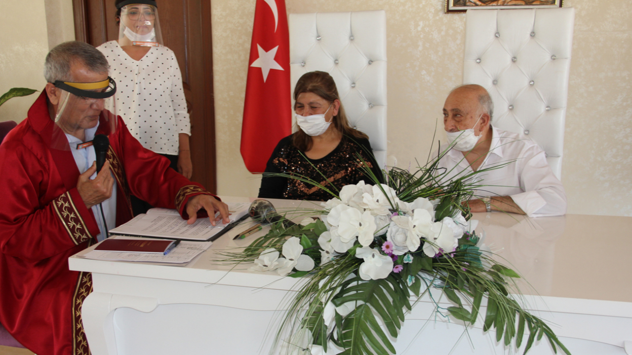 Zabıtaya kibar tavrıyla tanınan Burhan amca, ayrıldığı eşiyle 30 yıl sonra yeniden evlendi