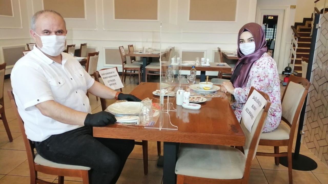 Restoranlarda korona önlemleri! Görüntü Kadıköy'den...