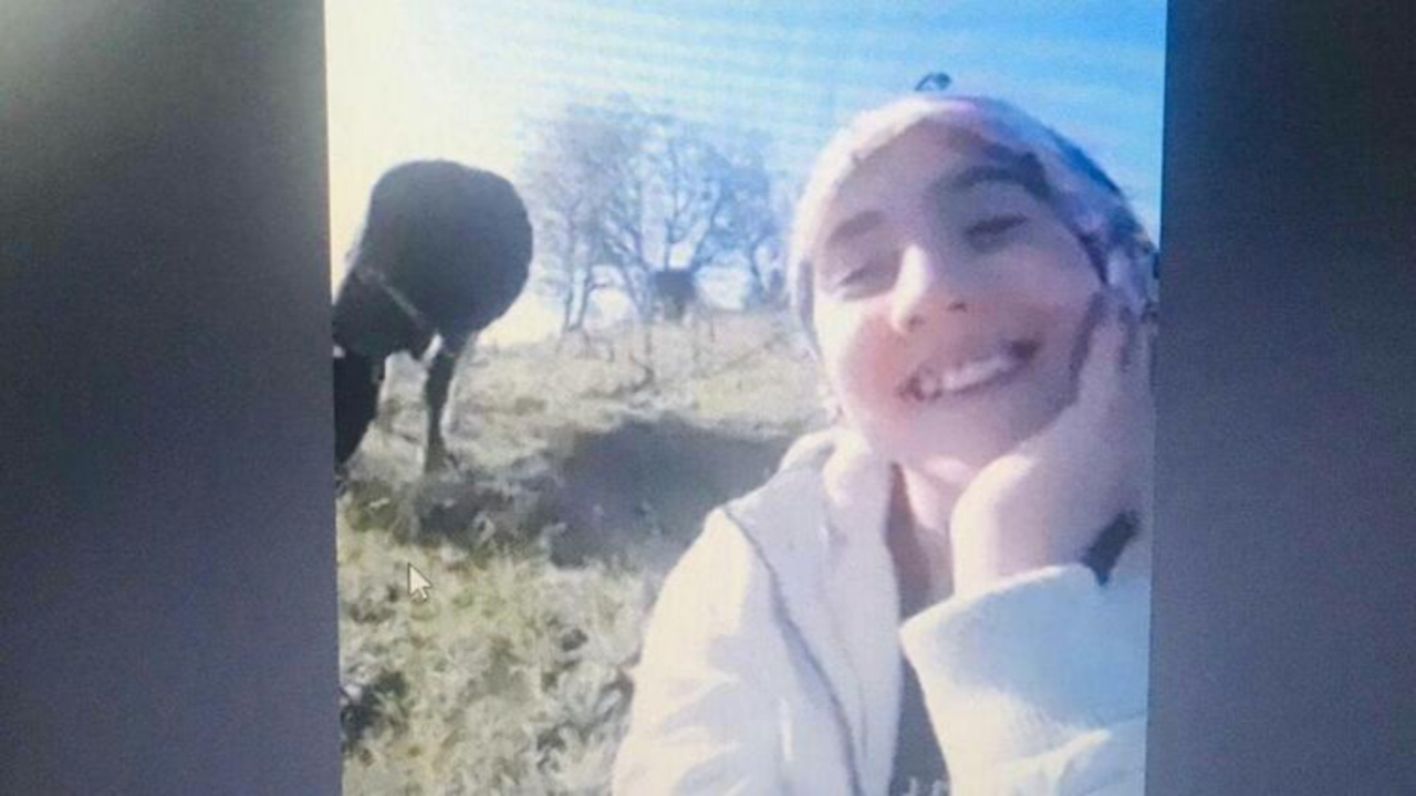Ders dinlerken bir yandan da inek güttü! Bakan Selçuk'tan Ayşenur'a mesaj var...