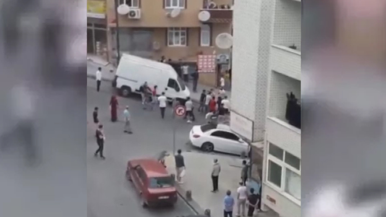 Son dakika... İstanbul'da şoke eden anlar! Yerde sürükleyip fırlattı