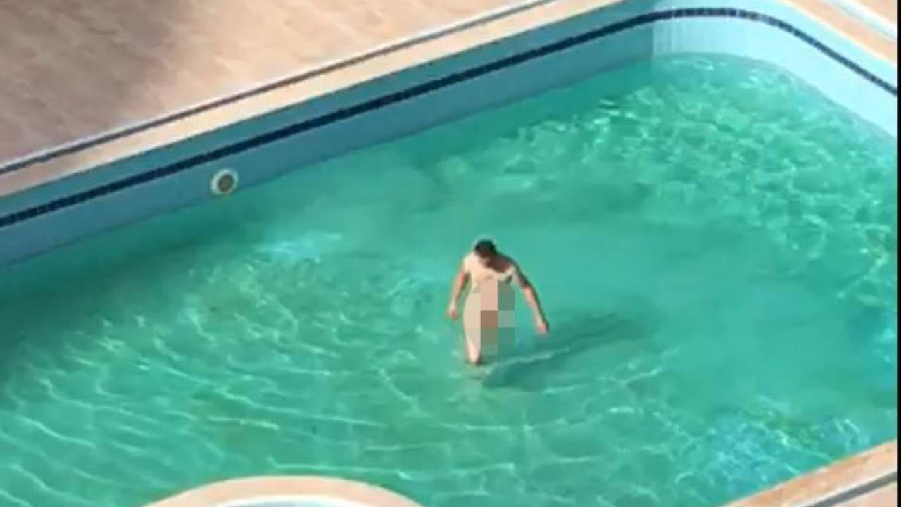 Antalya'da çıplak turist paniği! Hemen telefona sarıldılar...