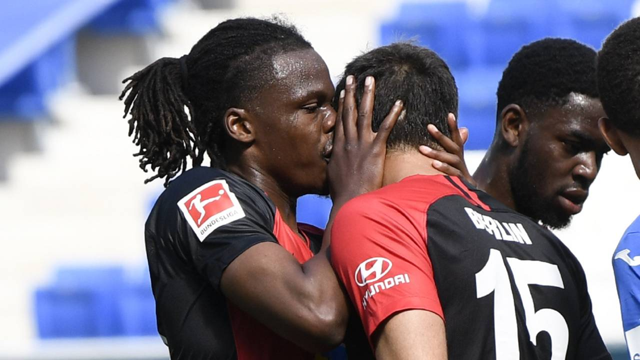 Eleştirilerin hedefindeki futbolcu konuştu: Öpücük değildi, taktik veriyordum