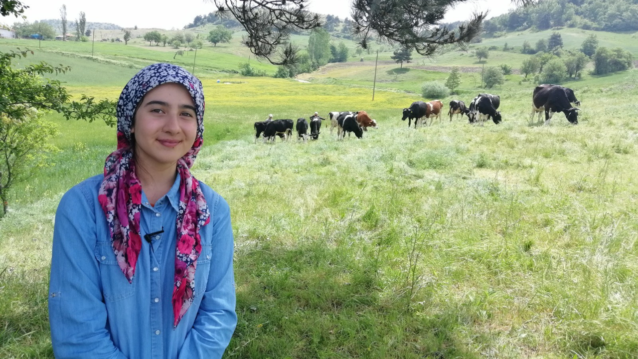 Ders çalışırken inek güden Ayşenur konuştu