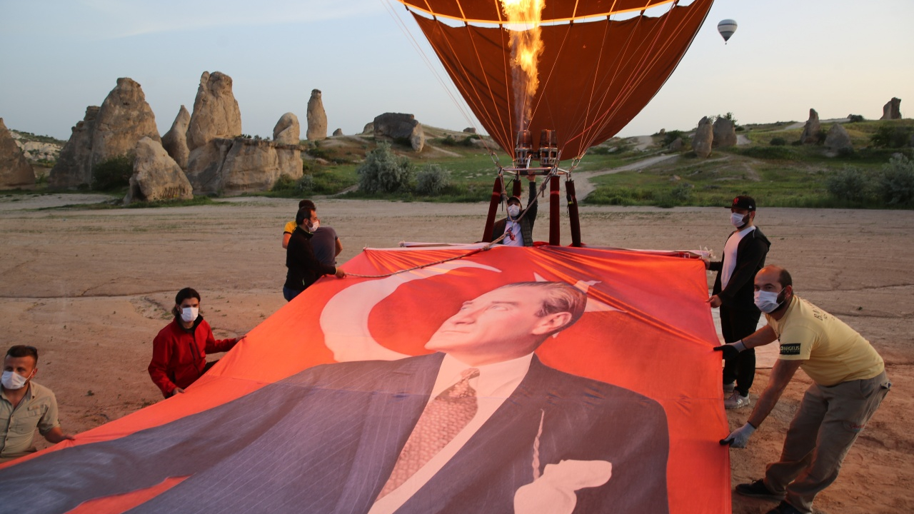Türkiye’nin 'yerli ve milli' ilk sıcak hava balonu Atatürk ve Türk bayrağı ile havalandı