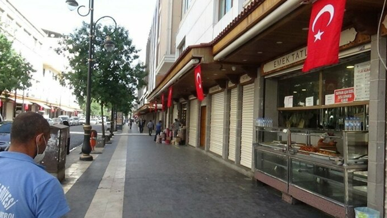 Son dakika... Terörün izlerinin silindiği Sur’da esnaf iş yerlerini Türk bayrakları ile donattı