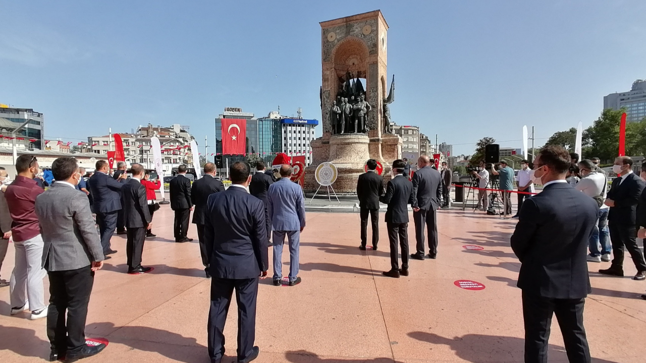 Taksim'de 19 Mayıs töreni! Sosyal mesafe kurallarına uyuldu...