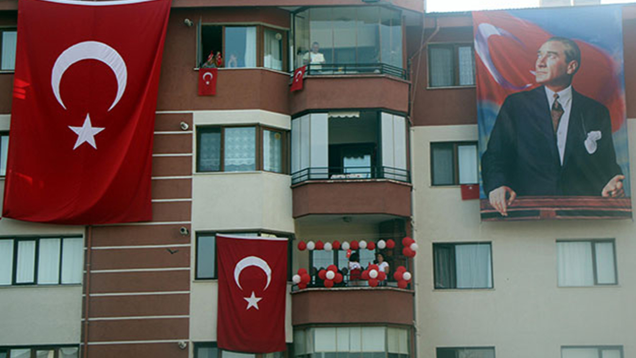 Son dakika... Tüm Türkiye saat 19:19'da balkonlara çıkarak İstiklal Marşı'nı okudu