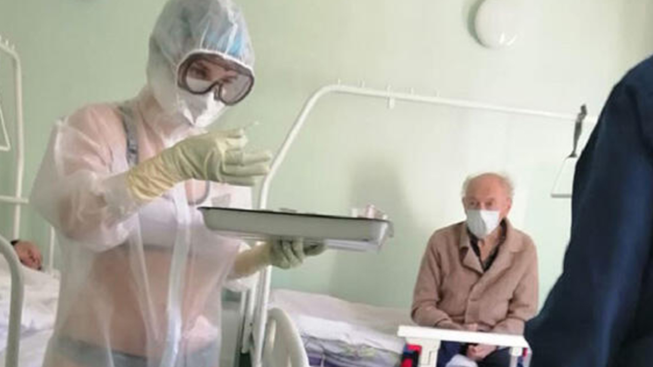 Rusya'da bikiniyle hastaları tedavi eden hemşireye ceza