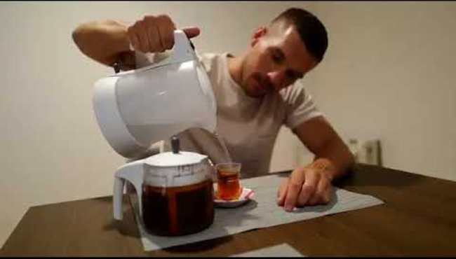 Podolski'den ince belli bardakla selam!