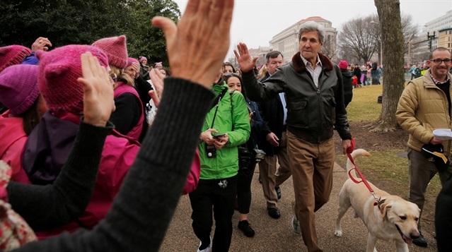 Obama'nın Bakanı Kerry, Trump karşıtı gösteride