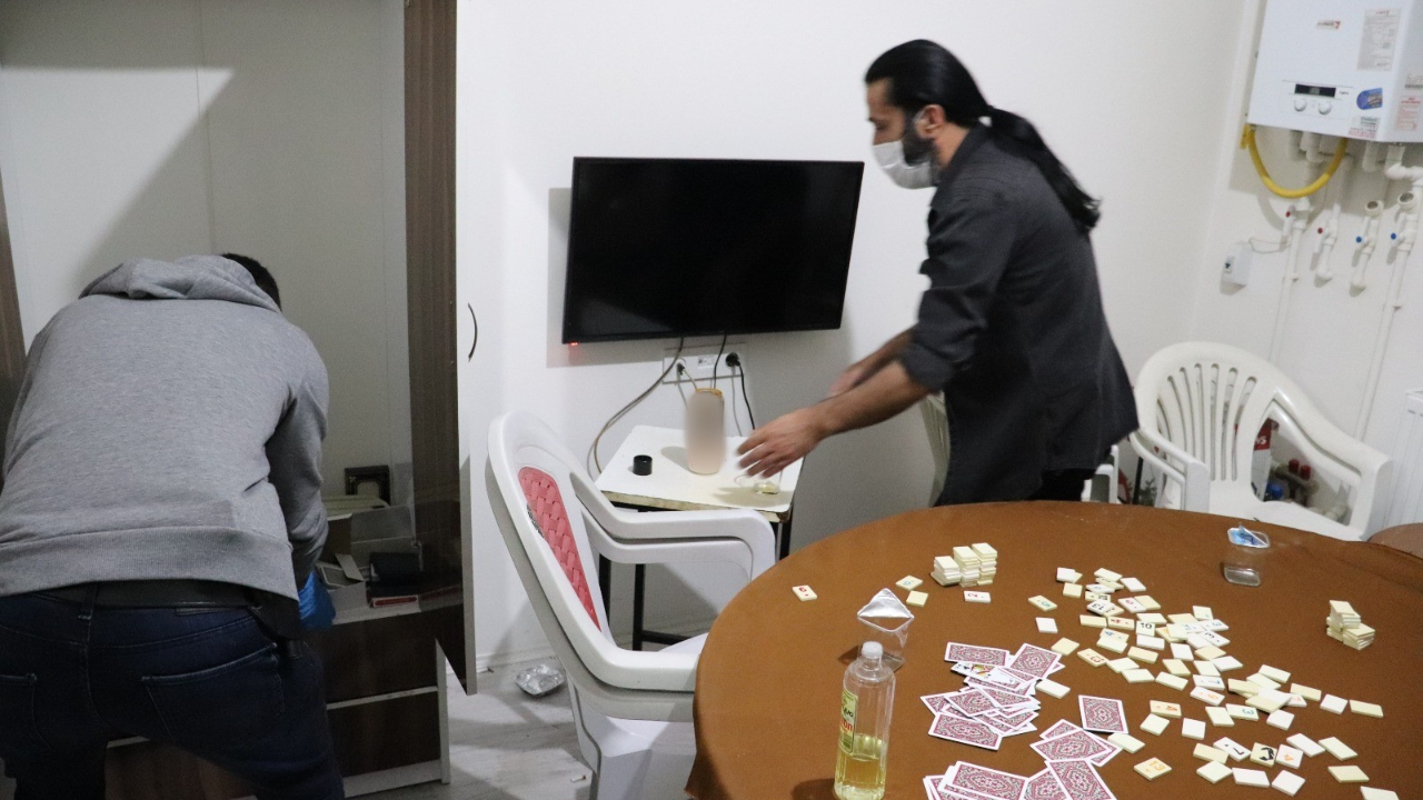 Kumar masasında kolonyayı unutmadılar...