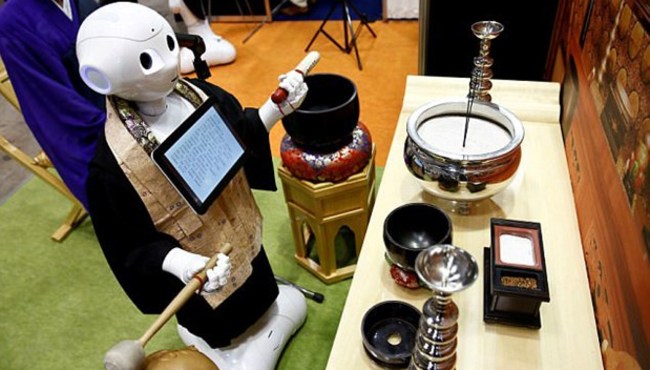 Japonya'nın ürettiği Budist robotlar cenazelerde rahiplik yapacak!