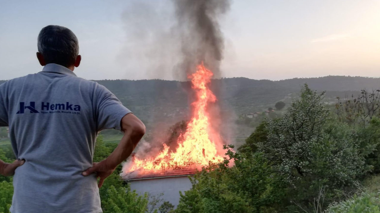 İftar vakti sıcak saatler... Gözleme yaparken evi yaktılar!