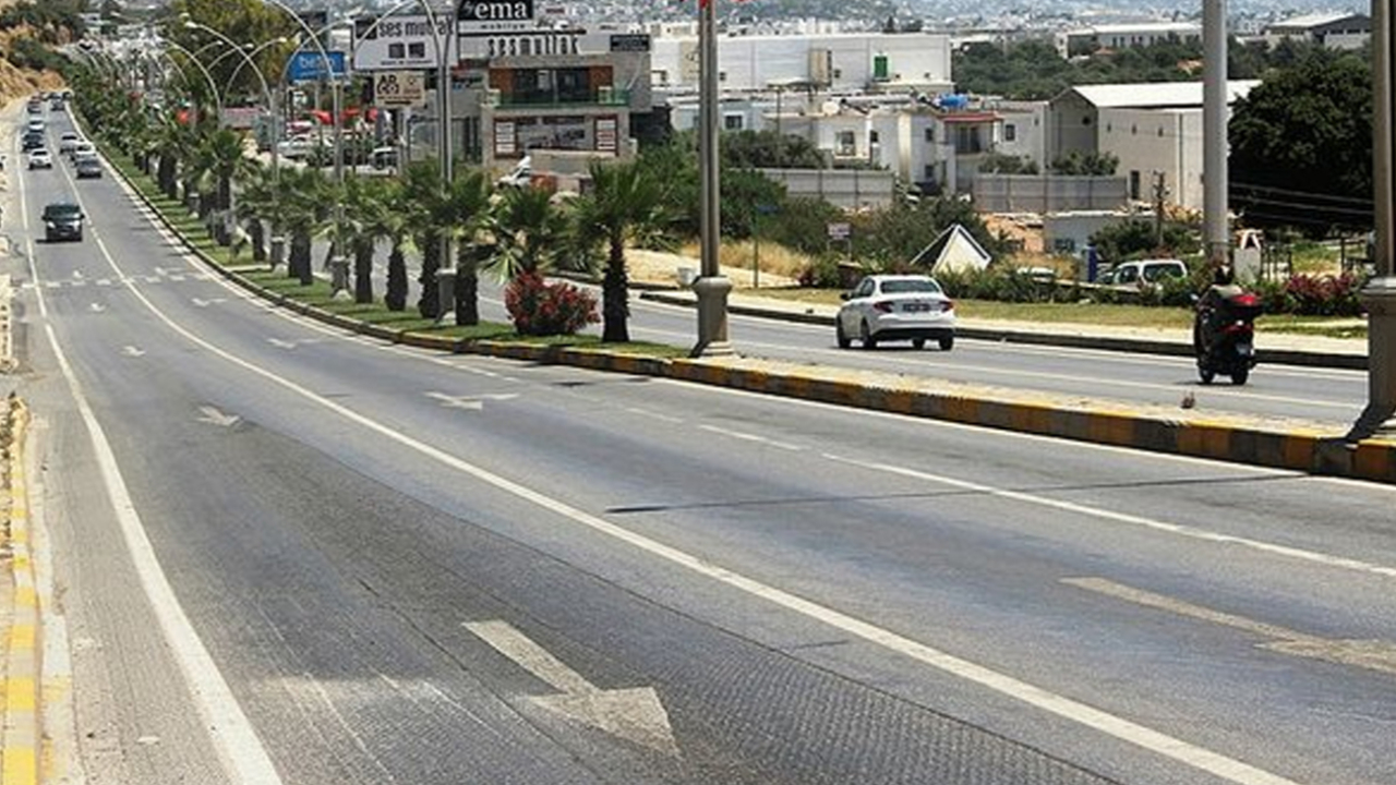 Son dakika... Kilometrelerce kuyruk oluşan yollar bomboş kaldı