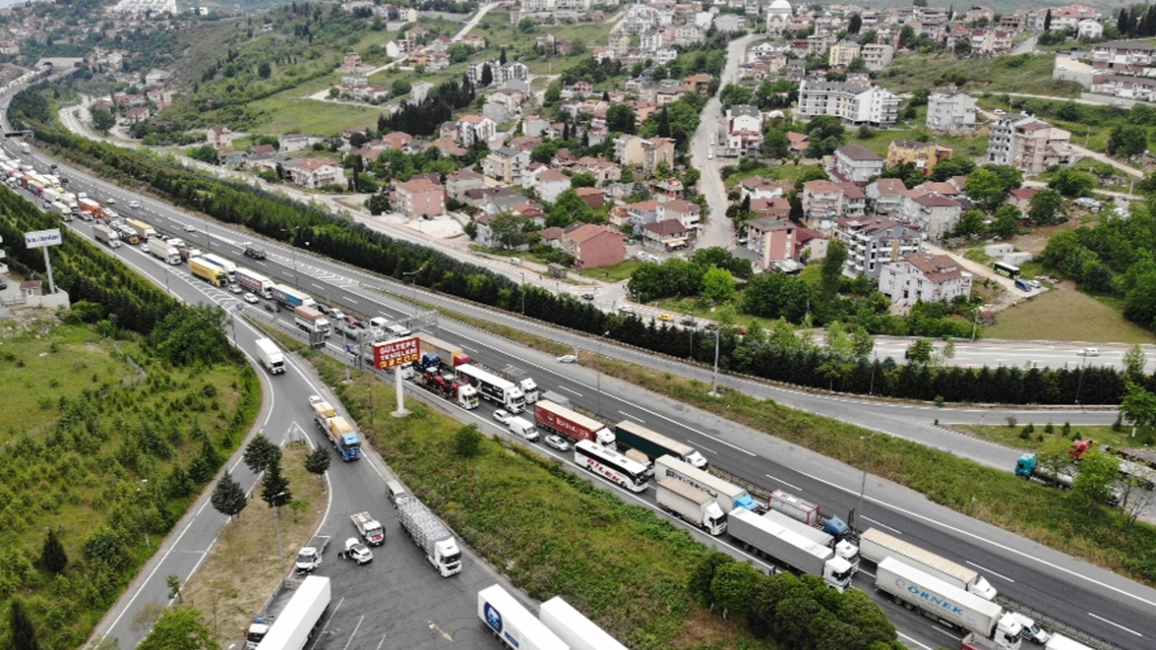 Son dakika... 65 yaş üstü memleketlerine doğru yola çıkınca Kocaeli TEM kilitlendi