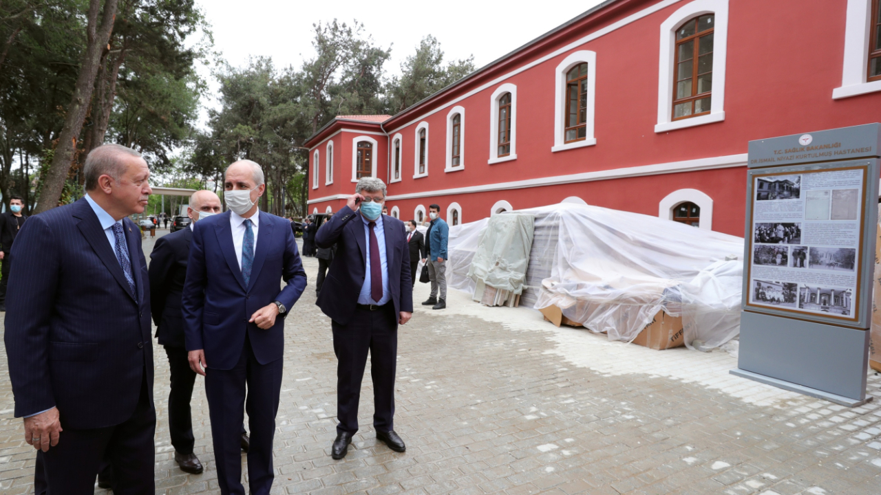 Bir hastaneyi açan Erdoğan diğerinin inşasını denetledi