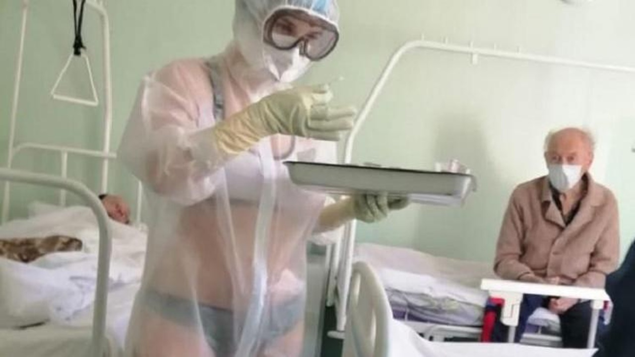 Bikiniyle korona tedavisi yapan hemşirenin kimliği belli oldu