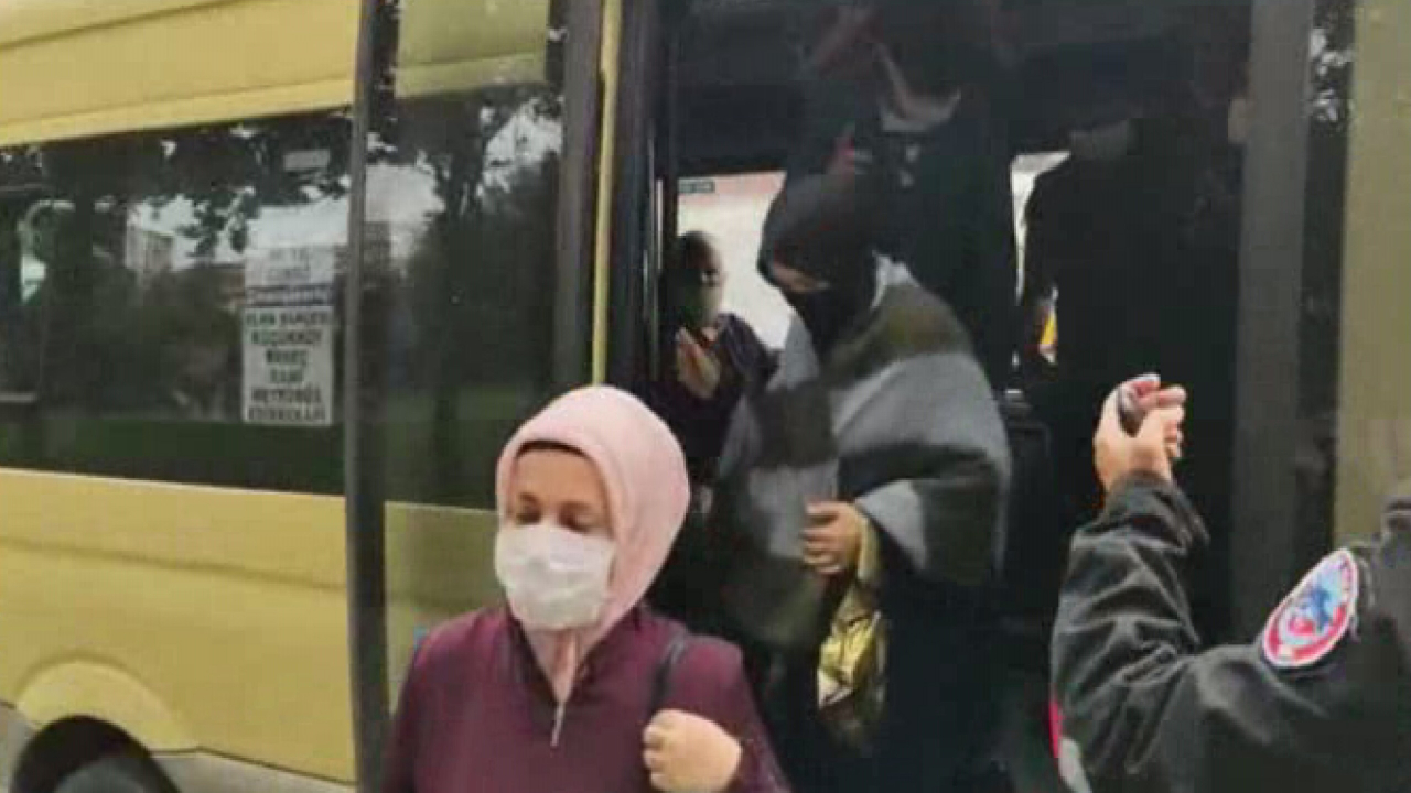 Sultangazi'de minibüs denetimi : 16 fazla yolcu çıktı