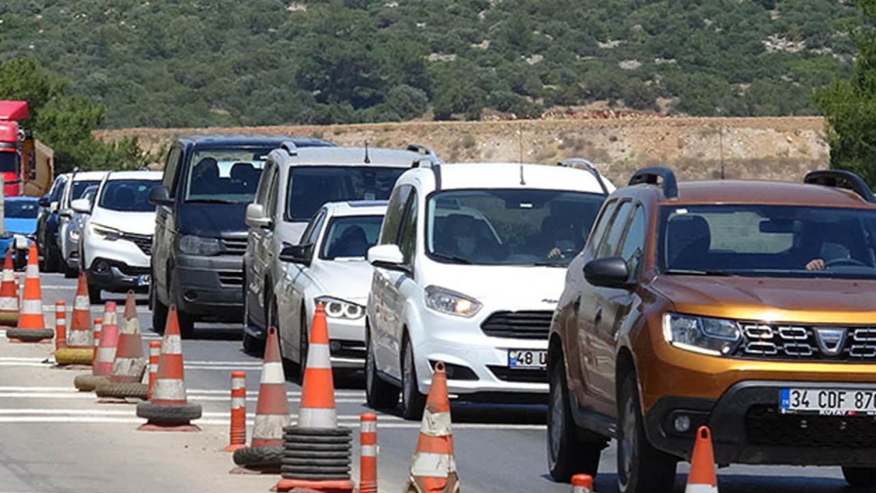 Son dakika... Tatilciler akın akın Bodrum'a geliyor! 24 saatte 10 araç giriş yaptı...