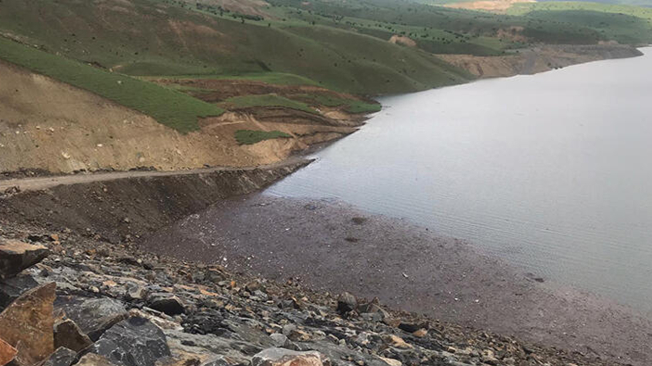 Son dakika... Muş’ta korkunç olay! İş makinesi 30 metre derinliğe gömüldü, operatör aranıyor