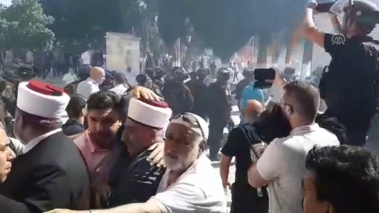 İsrail polisi bayram namazı kılan Filistinlilere saldırdı!