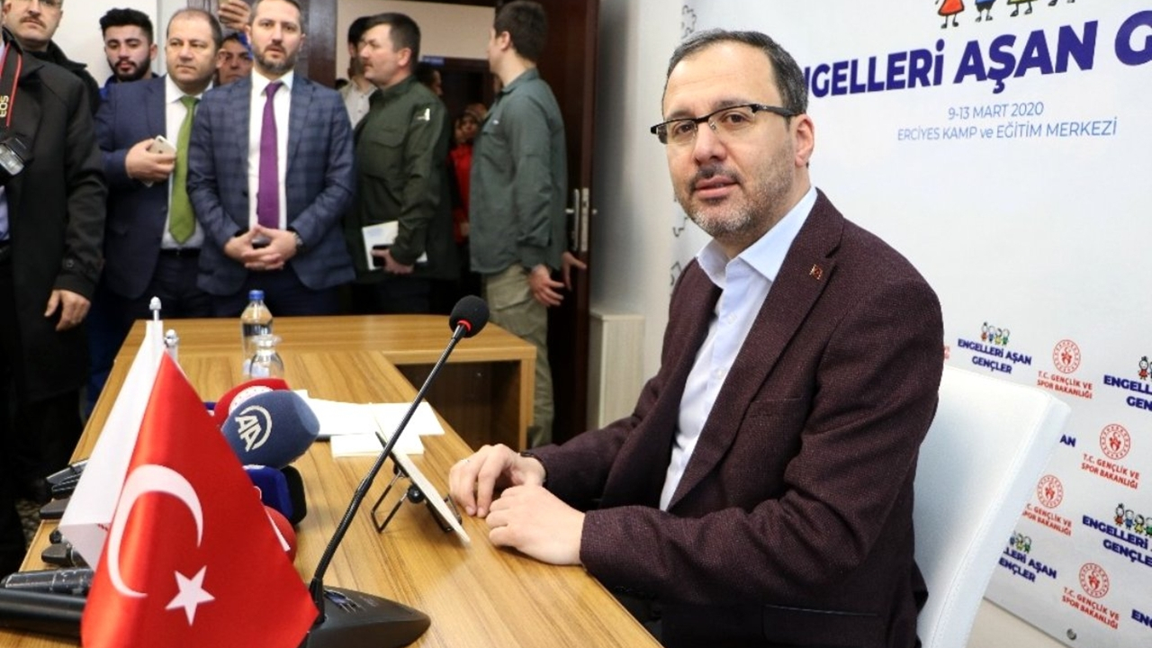 Bakan Kasapoğlu'ndan bin kişiye milli takım forması...