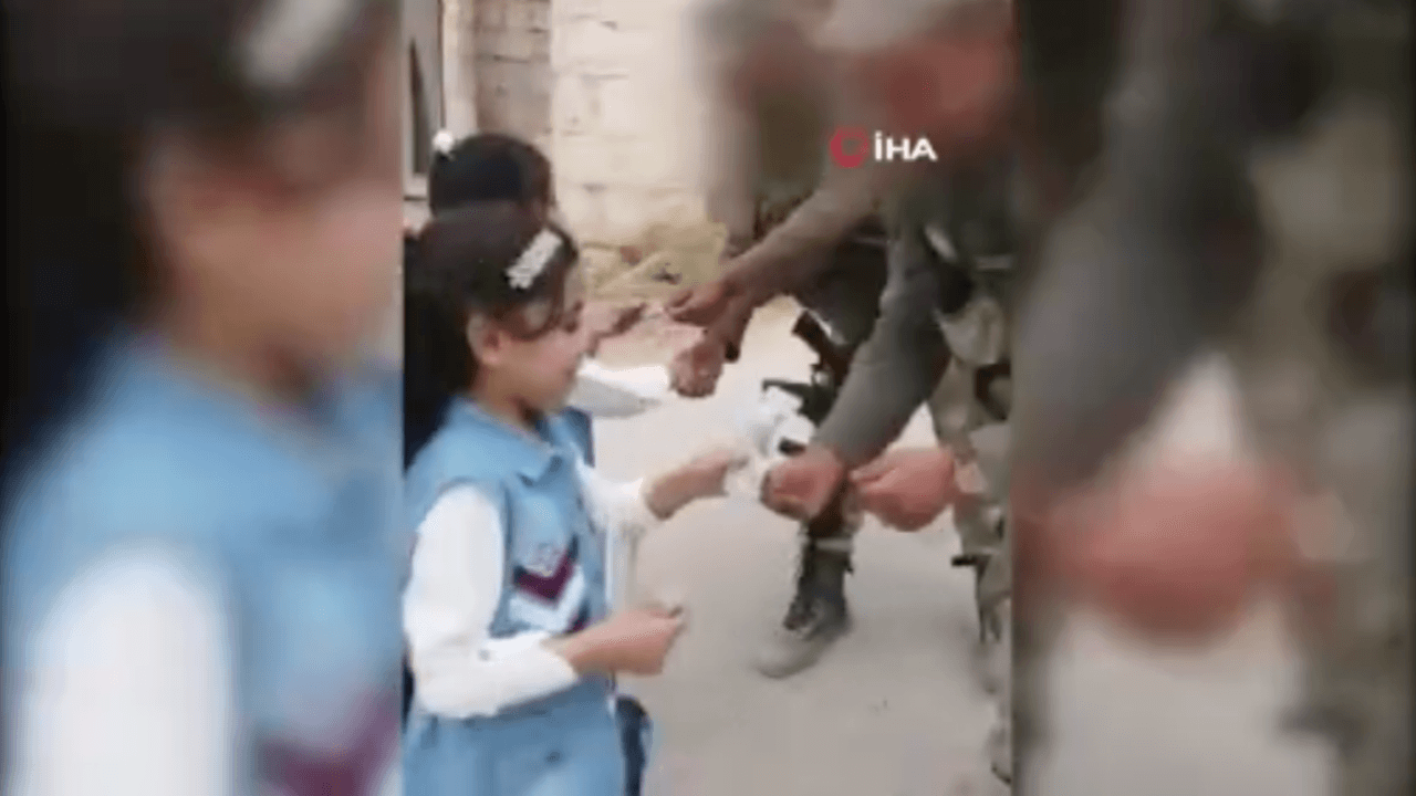 Mehmetçik'ten Suriyeli çocuklara bayram harçlığı