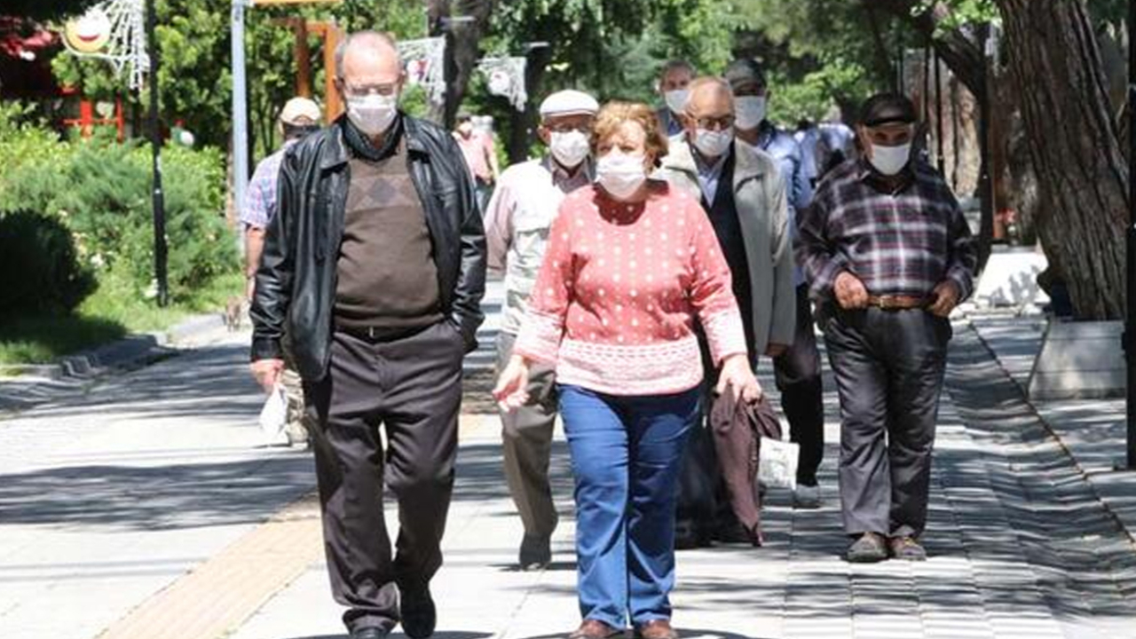 Son dakika... Bayramın birinci günü verilen izinle sokağa çıkan 65 yaş ve üstü kişiler sokağa çıktı