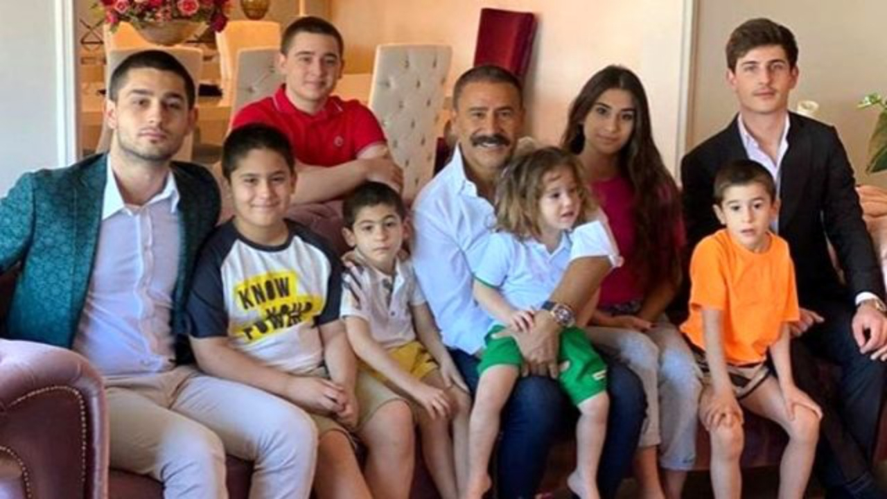 9 çocuklu türkücüye bayram pahalıya patladı! Dakikalar içinde binlerce lira harçlık...