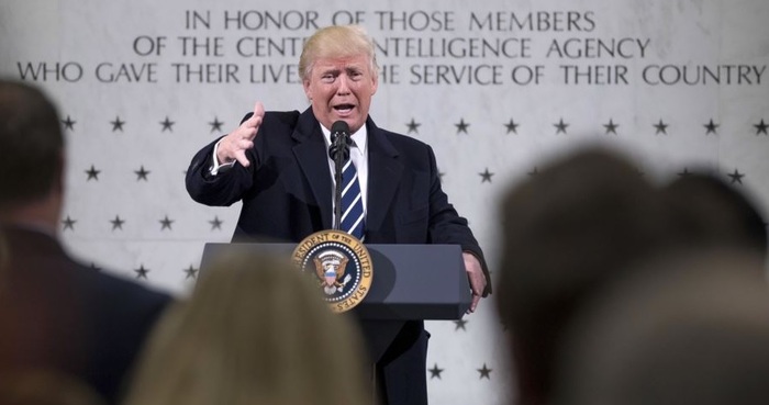 Trump protestocularla alay etti