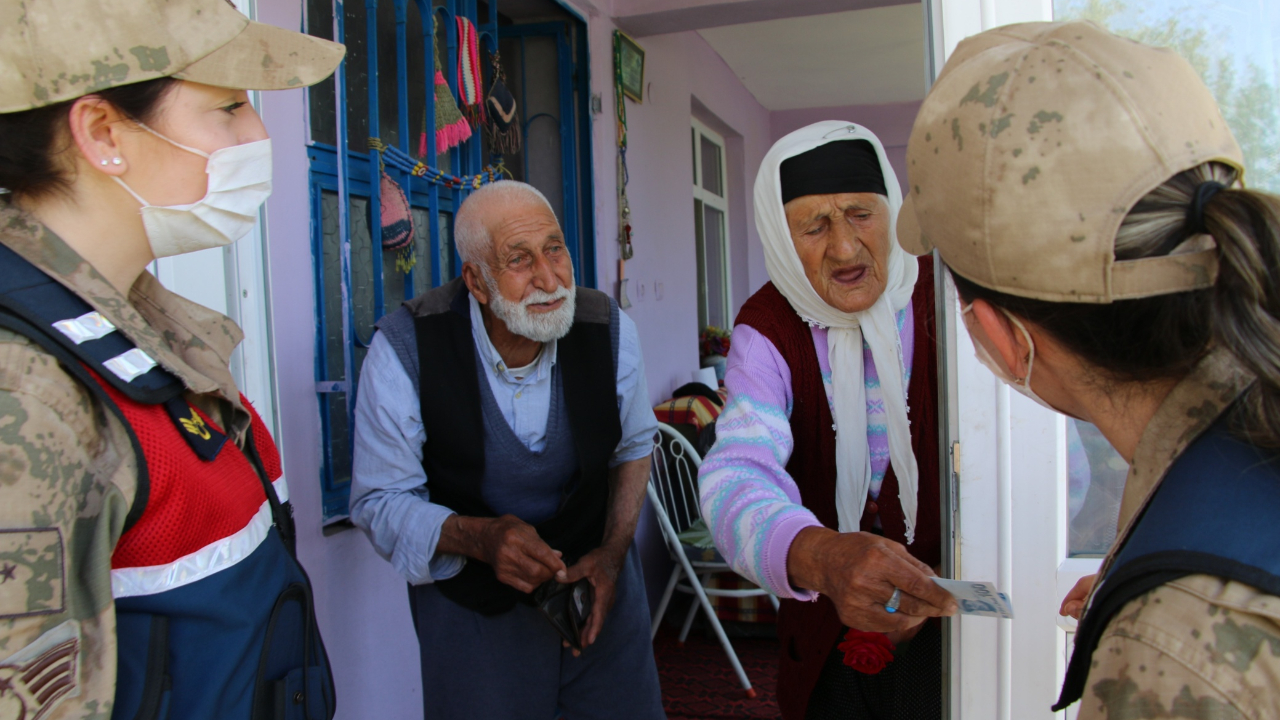 Yaşlı çiftten jandarmaya bayram harçlığı