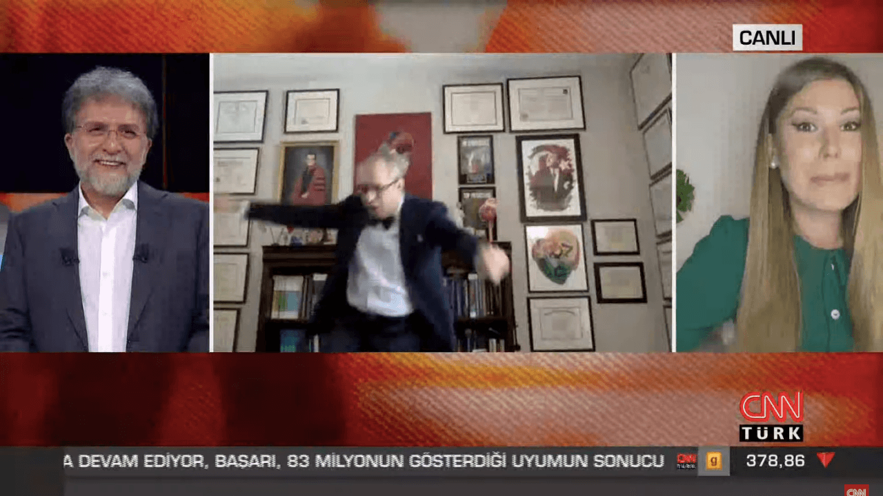 CNN ekranında papyonlu şov! Maria'yı ABD'ye davet etti, şarkı söyledi, şimdi de zeybek oynadı!