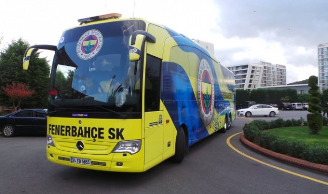 Şaka gibi! Fenerbahçe'nin otobüsü hızlı gidemiyor!