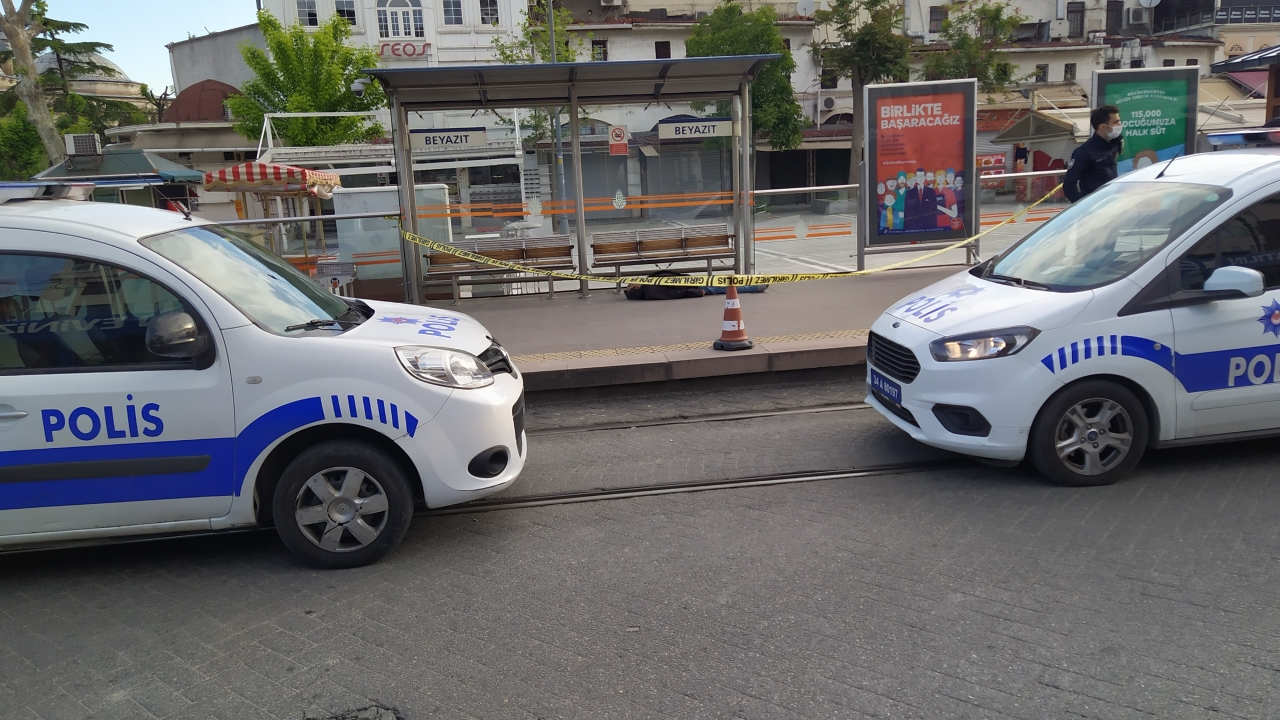 İstanbul'da tramvay durağında ceset alarmı!