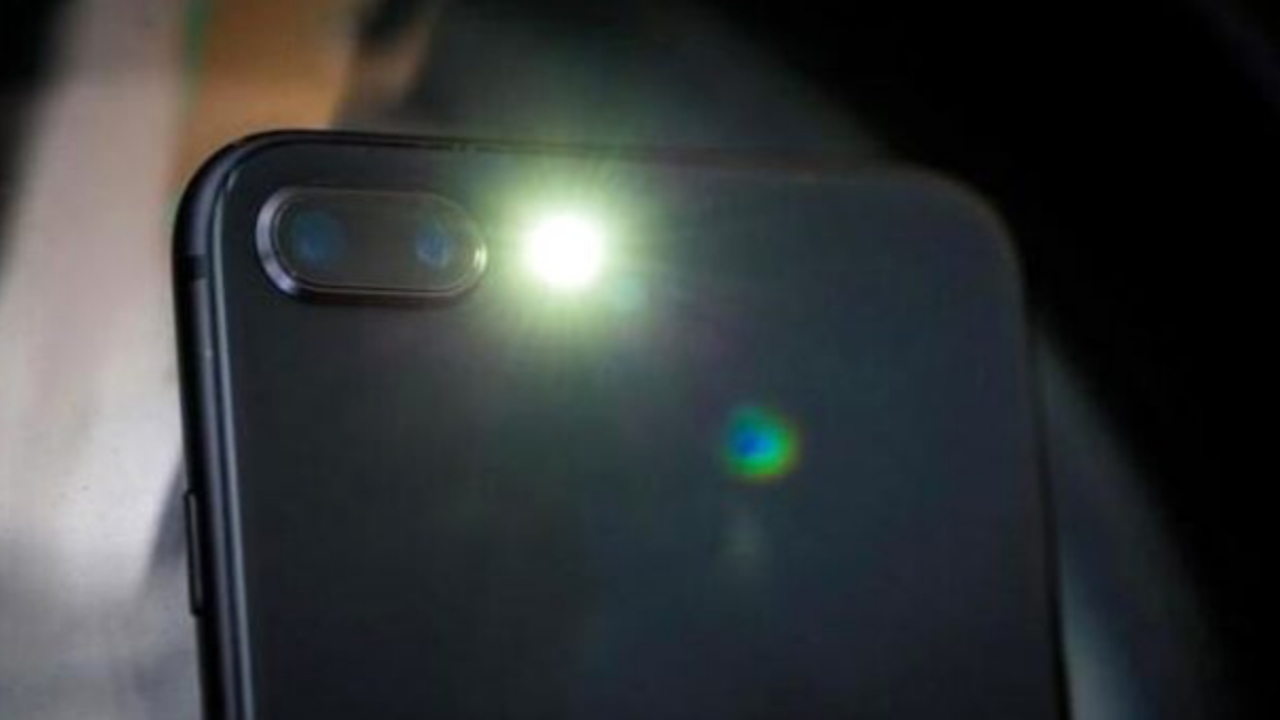 Çoğu kişi telefonundaki bu özelliği bilmiyor! Flaş ışığına dikkat...