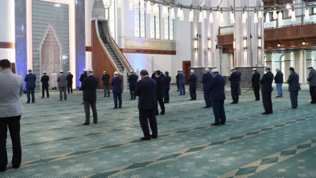 Diyanet'ten cuma namazı için uyarı afişi