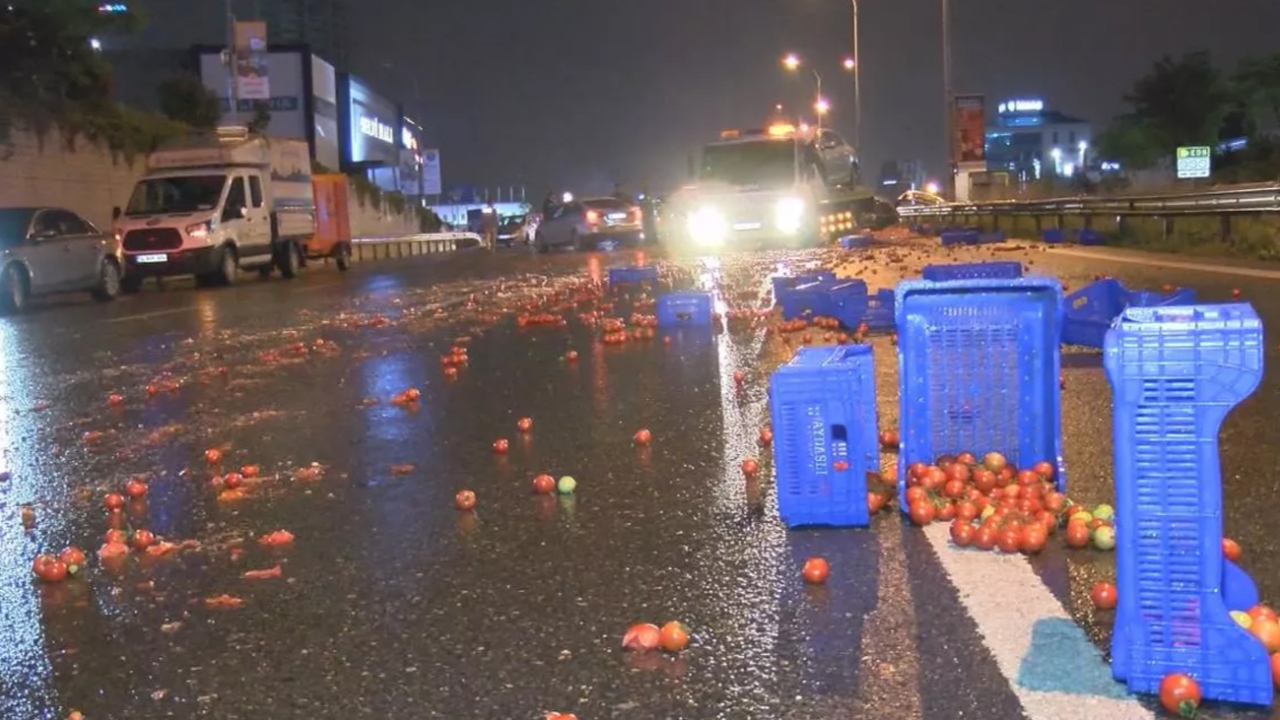 Son dakika... 4 aracın karıştığı trafik kazasında 6 kişi yaralandı: E-5 domates tarlasına döndü