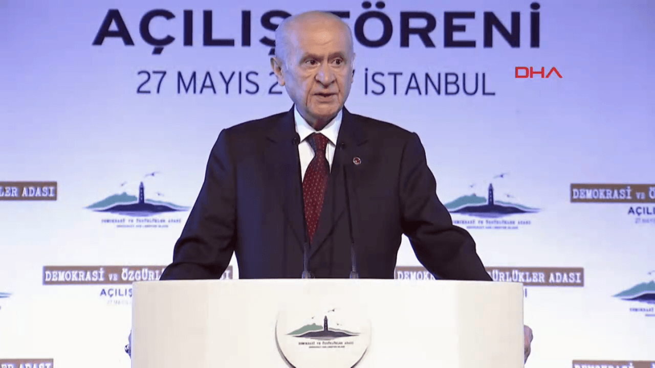 Devlet Bahçeli: Hala darbeye umut bağlayanların mevcudiyeti tedavisi olmayan hıyanet virüsüne dalalettir...