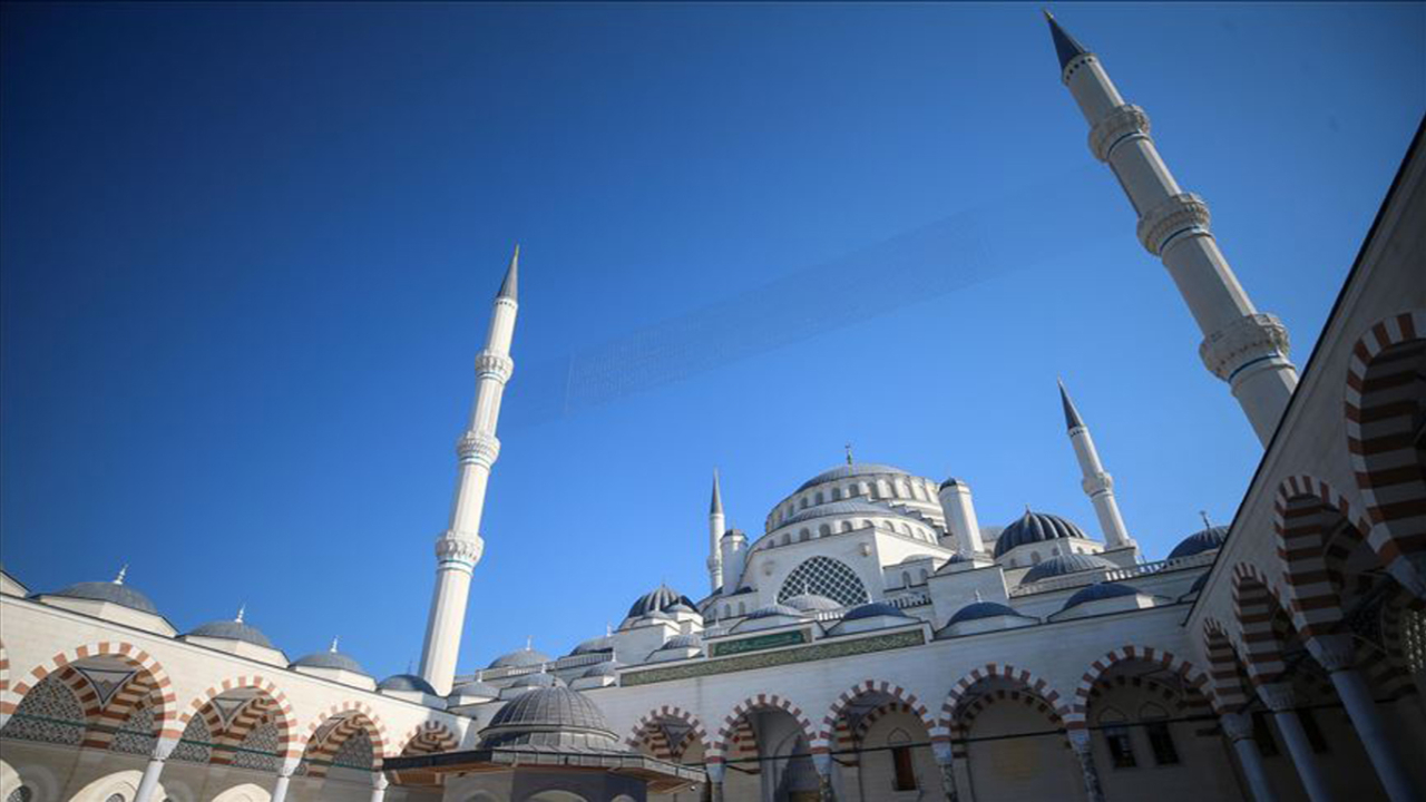 Camilerde ibadet ederken yüksek sesle gelen tehlike