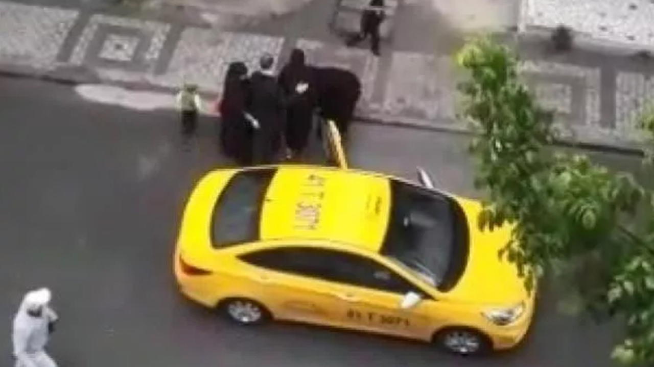 Son dakika... Taksicinin araba pislenir diye aracından indirdiği hamile kadın, sokakta doğum yaptı