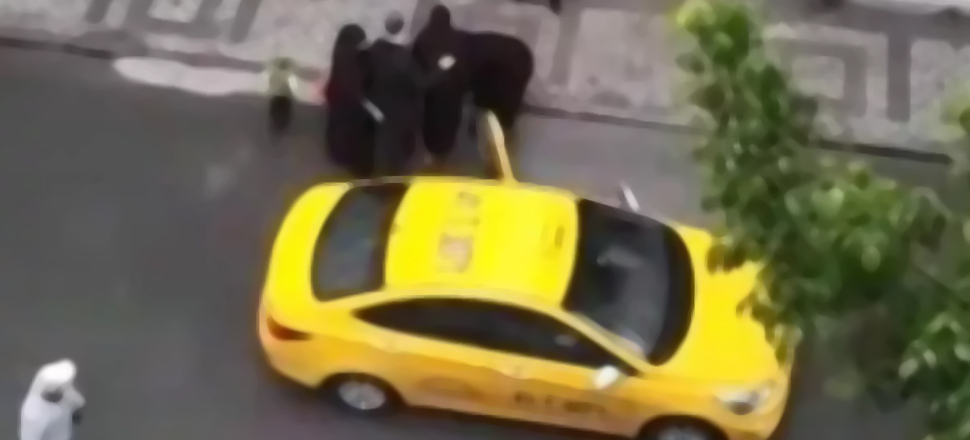 Son dakika... Taksicinin araba pislenir diye aracından indirdiği hamile kadın, sokakta doğum yaptı