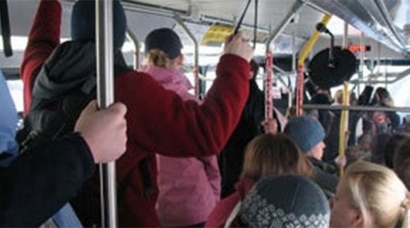 Metrobüste hemşire saldırısı! Şırıngayı bacağına sapladı...