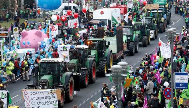 Çiftçilerden traktörle protesto gösterisi