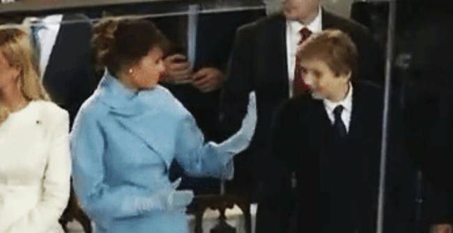 Dünya Trump'ın oğlu Barron'un garip hareketlerini konuşuyor!