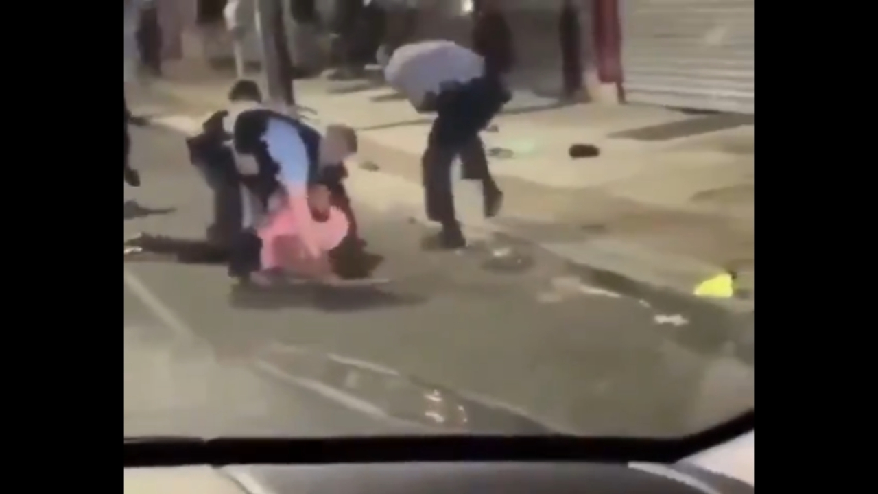 Polis, zorla eline suç aletini verdi...
