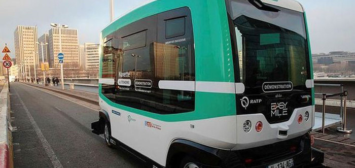 Paris'te şoförsüz otobüs yolcu taşımaya başladı
